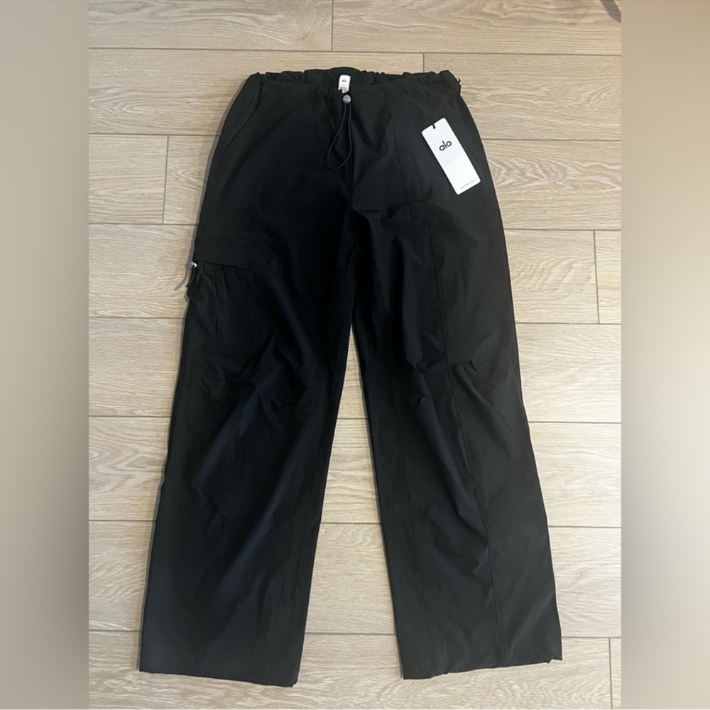 Alo yoga low rise mega star cargo pants NWT black size medium